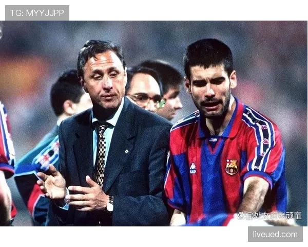 克鲁伊夫边路直塞如何通过角色转变激活球队进攻？